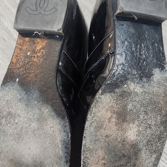 CHANEL Black Patent Leather Flats - Picture 3 of 3